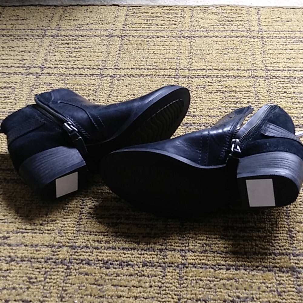 Boots - Picture 4 of 4